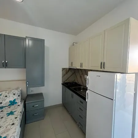 Kamberi & 2 * Velipojë